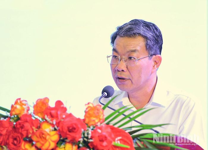 Đồng chí Nguyễn Hoàng Hà, Ủy viên Ban Thường vụ Tỉnh ủy, Phó Chủ tịch Thường trực Ủy ban Mặt trận Tổ quốc Việt Nam tỉnh báo cáo kết quả công tác Mặt trận 6 tháng đầu năm.