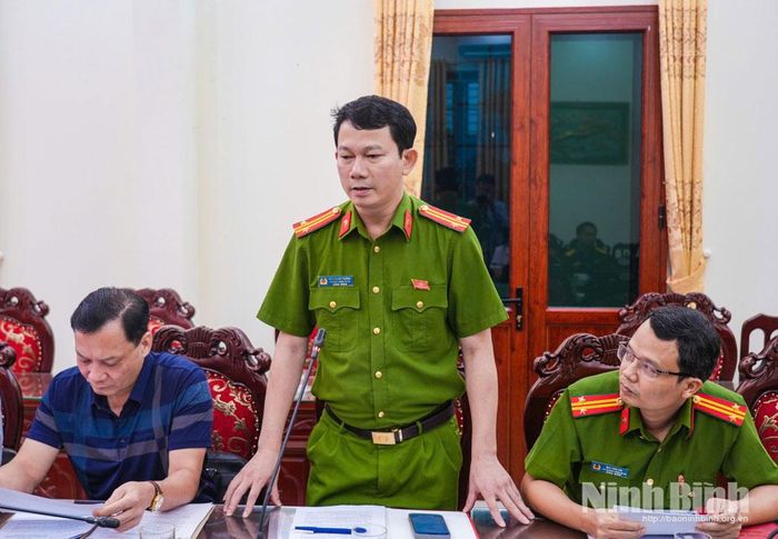 Lãnh đạo Công an xã Giao Ninh phát biểu tại hội nghị.