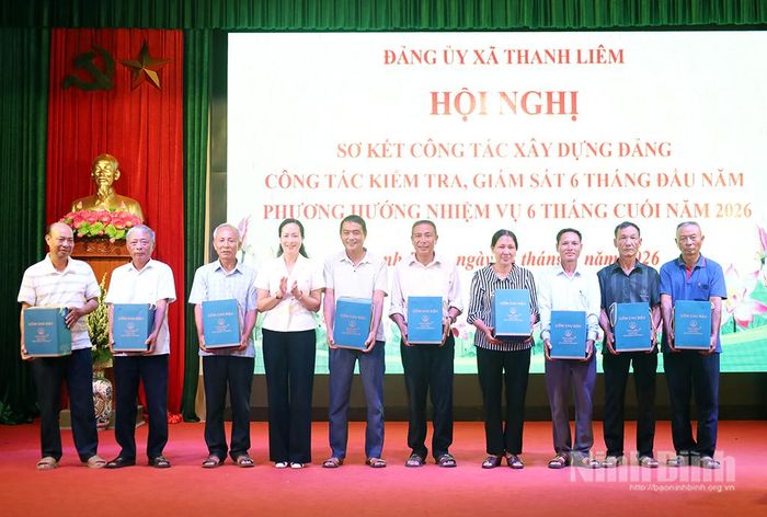 Lãnh đạo xã Thanh Liêm tặng quà, tri ân các đồng chí cấp ủy chi bộ thôn nghỉ việc sau sắp xếp thôn. Ảnh: Lê Dũng