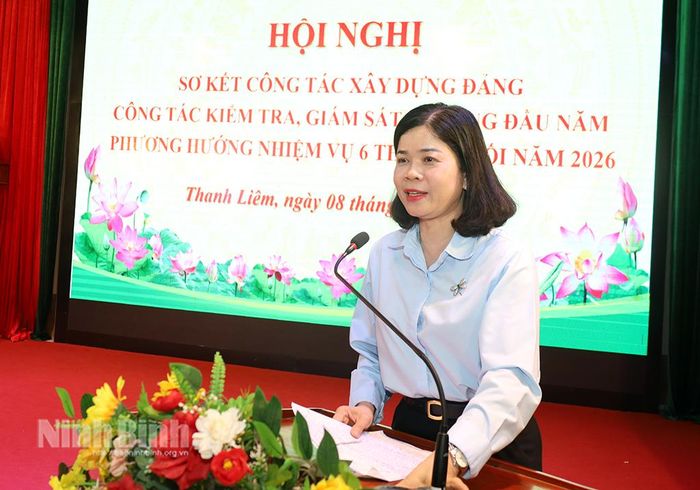 Đồng chí Phạm Thị Thu Hằng, Ủy viên Ban Thường vụ Tỉnh ủy, Giám đốc Báo và phát thanh, truyền hình Ninh Bình phát biểu tại hội nghị. Ảnh: Lê Dũng