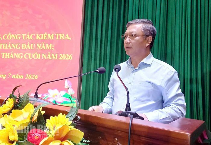 Đồng chí Đinh Việt Dũng, Ủy viên Ban Thường vụ Tỉnh ủy, Trưởng Ban Tổ chức Tỉnh ủy phát biểu tại hội nghị. Ảnh: Tiến Đoàn