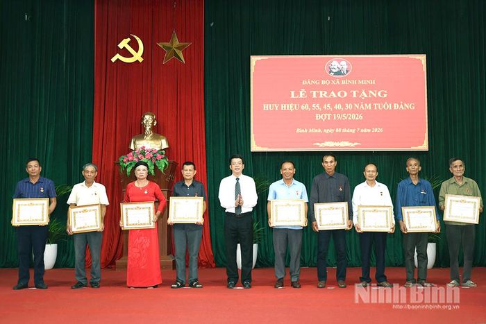 Đồng chí Khúc Mạnh Kiên, Tỉnh ủy viên, Phó Trưởng Ban Tuyên giáo và Dân vận Tỉnh ủy trao Huy hiệu Đảng cho các đảng viên xã Bình Minh. Ảnh: Ngọc Ánh