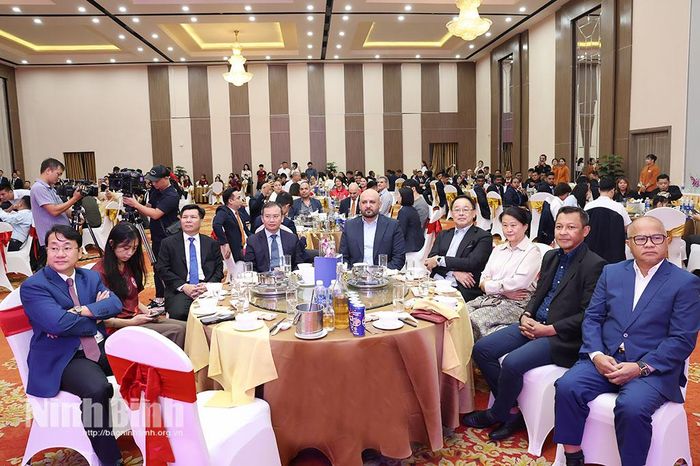 Các đại biểu dự lễ khai mạc.