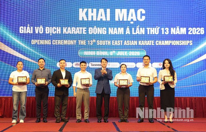 Lãnh đạo Cục Thể dục Thể thao trao quà lưu niệm cho các nhà tài trợ giải.