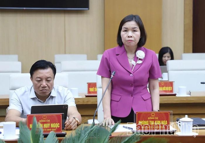 Đồng chí Phó Chủ tịch UBND tỉnh Phùng Thị Kim Nga phát biểu tại hội nghị