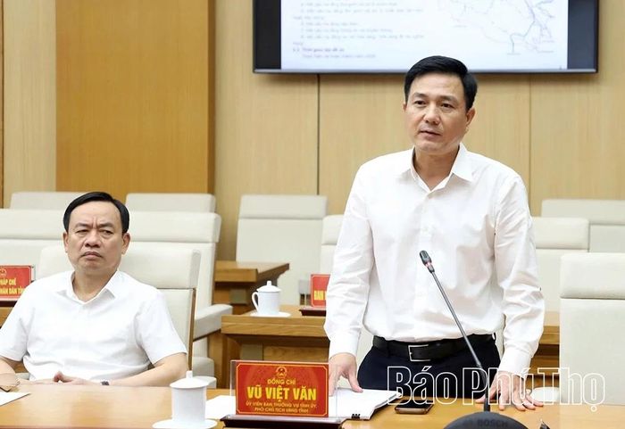 Đồng chí Phó Chủ tịch UBND tỉnh Vũ Việt Văn phát biểu tại hội nghị.
