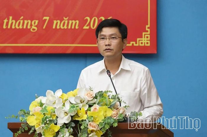 Chánh Văn phòng UBND tỉnh Ngô Chí Tuệ báo cáo tại hội nghị.