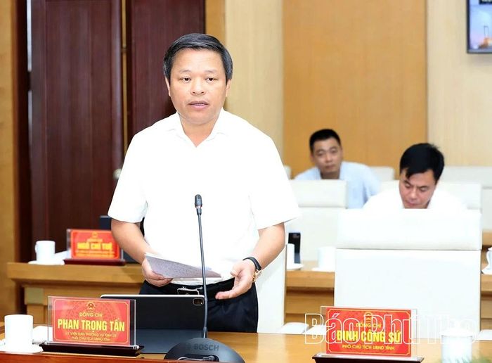 Đồng chí Phó Chủ tịch UBND tỉnh Phan Trọng Tấn phát biểu tại hội nghị.