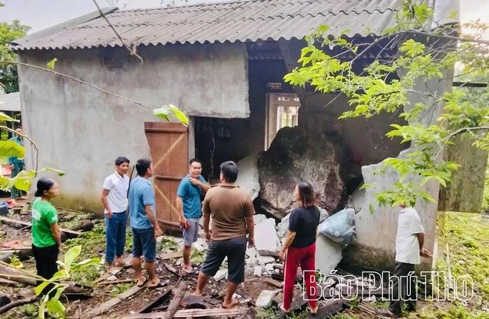 Các lực lượng chức năng có mặt tại hiện trường, hỗ trợ hộ gia đình di chuyển người và tài sản đến nơi an toàn.( Ảnh: CTV)