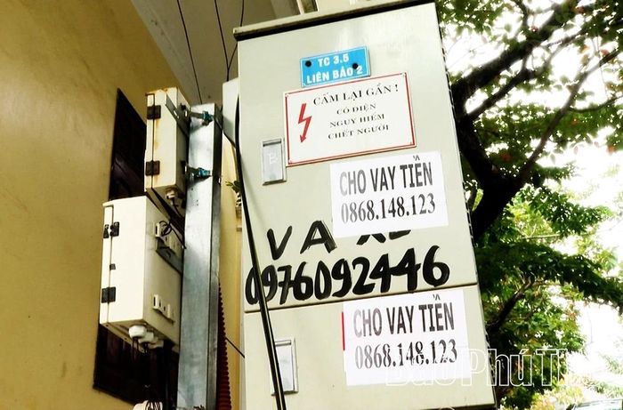 Tủ điện trên đường Tôn Thất Tùng, phường Vĩnh Phúc có biển cảnh báo nguy hiểm vẫn bị dán quảng cáo, rao vặt trái quy định.
