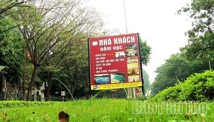 Biển quảng cáo cỡ lớn đặt trên dải phân cách tại đường Kim Ngọc, phường Vĩnh Phúc ảnh hưởng đến cảnh quan đô thị.