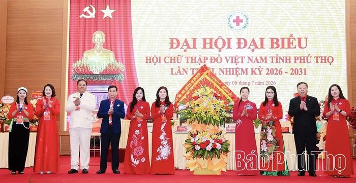 Đồng chí Bùi Thị Minh - Phó Bí thư Tỉnh ủy, Chủ tịch Ủy ban MTTQ Việt Nam tỉnh tặng hoa chúc mừng Đại hội.