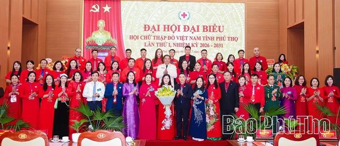 Lãnh đạo tỉnh Phú Thọ và lãnh đạo Hội Chữ thập đỏ Việt Nam tặng hoa chúc mừng Ban Chấp hành Hội Chữ thập đỏ Việt Nam tỉnh Phú Thọ khóa I, nhiệm kỳ 2026-2031.