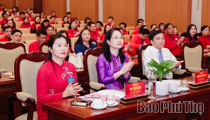 Đồng chí Bùi Thị Minh - Phó Bí thư Tỉnh ủy, Chủ tịch Ủy ban MTTQ Việt Nam tỉnh và các đại biểu dự Đại hội.