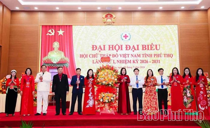 Cụm thi đua các tỉnh trung du và đồng bằng sông Hồng tặng hoa chúc mừng Đại hội.