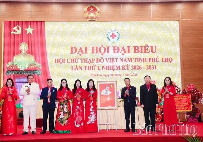 Lãnh đạo Hội CTĐ Việt Nam tặng quà lưu niệm chúc mừng Đại hội.