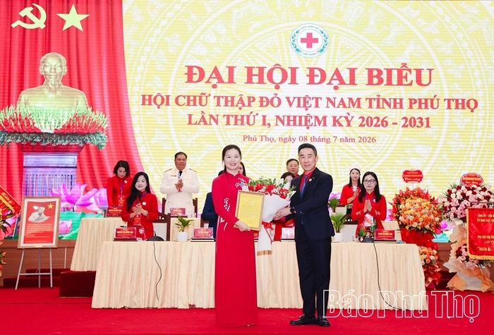 Đồng chí Nguyễn Hải Anh - Phó Chủ tịch, Tổng Thư ký Trung ương Hội Chữ thập đỏ Việt Nam tặng hoa và trao thư chúc mừng của Trung ương Hội Chữ thập đỏ Việt Nam tặng đồng chí Bùi Thị Minh - Phó Bí thư Tỉnh ủy, Chủ tịch Ủy ban MTTQ Việt Nam tỉnh được suy tôn là Chủ tịch danh dự Hội Chữ thập đỏ Việt Nam tỉnh Phú Thọ nhiệm kỳ 2026 - 2031.