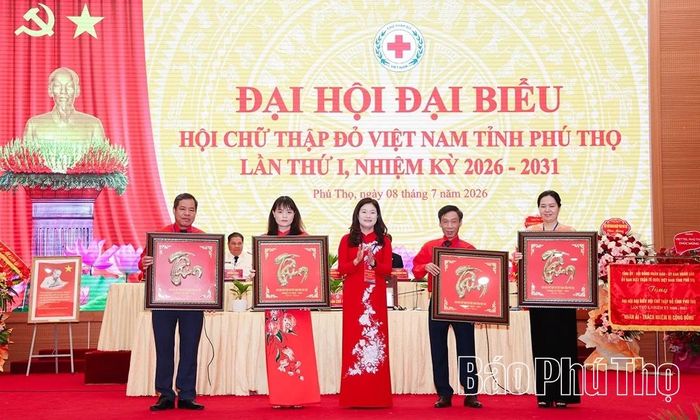 Đồng chí Lê Thị Quỳnh Trang - Chủ tịch Hội Chữ thập đỏ Việt Nam tỉnh tặng quà tri ân các đồng chí không tiếp tục tham gia Ban Chấp hành Hội Chữ thập đỏ Việt Nam tỉnh nhiệm kỳ 2026-2031.