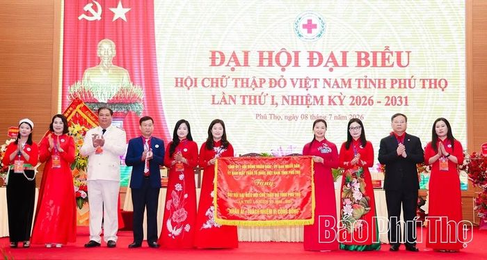 Đồng chí Bùi Thị Minh - Phó Bí thư Tỉnh ủy, Chủ tịch Ủy ban MTTQ Việt Nam tỉnh trao Bức trướng với dòng chữ “Nhân ái - Trách nhiệm vì cộng đồng” tặng Đại hội.