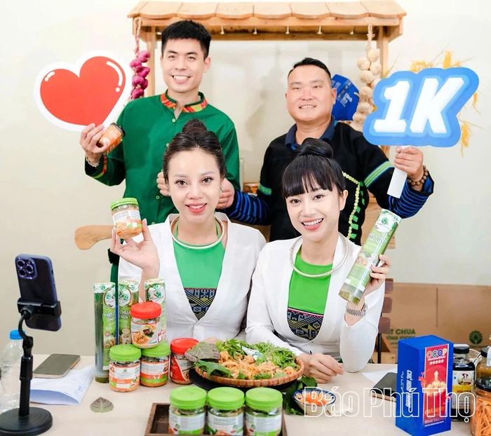 Công ty Cổ phần Lita Foods, xã Thanh Sơn livestream quảng bá sản phẩm trên nền tảng số, góp phần mở rộng thị trường tiêu thụ và thúc đẩy phát triển kinh tế số.