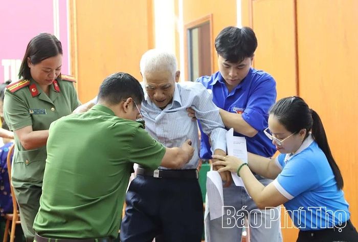 Nhiều thân nhân liệt sĩ đã 80-90 tuổi, đi lại khó khăn được các lực lượng hỗ trợ để hoàn thành việc lấy mẫu ADN.