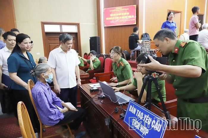 Lãnh đạo xã Lâm Thao thăm hỏi, động viên các thân nhân liệt sĩ và lực lượng làm nhiệm vụ.