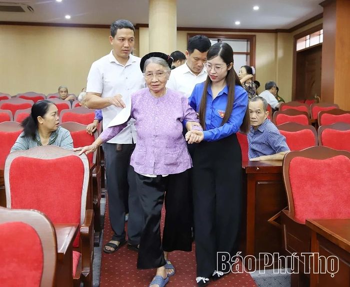 Lực lượng thanh niên tình nguyện hỗ trợ thân nhân liệt sĩ đến lấy mẫu sinh phẩm.