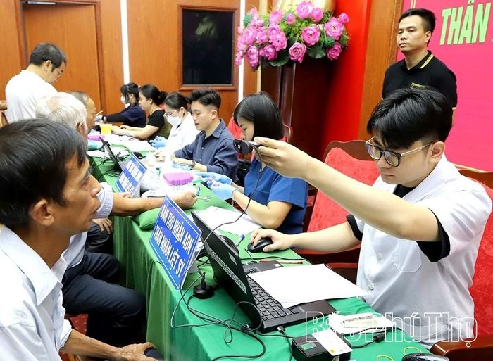 Quá trình lấy mẫu xét nghiệm ADN được thực hiện cẩn thận, chính xác.