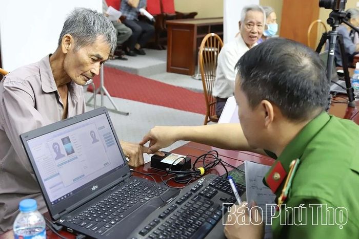 Lực lượng Công an thực hiện sinh trắc học đối với thân nhân liệt sĩ.