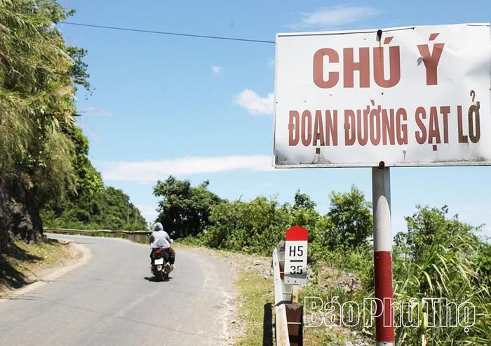 Biển cảnh báo tại các khu vực tiềm ẩn nguy cơ sạt lở cao trên tuyến đường tỉnh lộ 443.