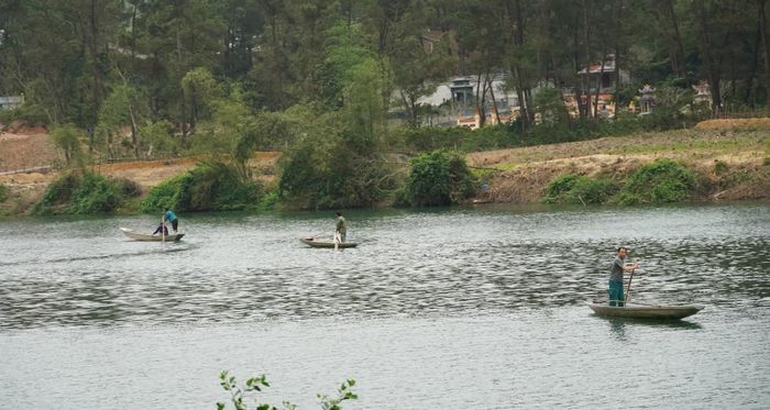 Mùa xuân sông Rào Nan cho cá mòi, mùa hè lại cho ruốc và cá biển - Ảnh: P.P