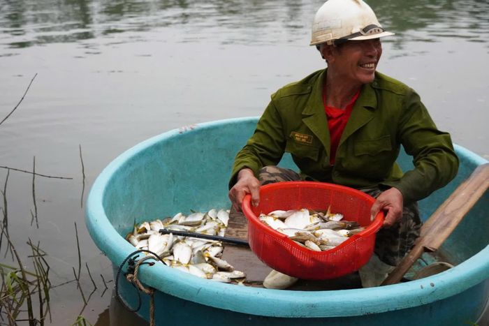 Mùa xuân sông Rào Nan cho cá mòi, mùa hè lại cho ruốc và cá biển - Ảnh: P.P