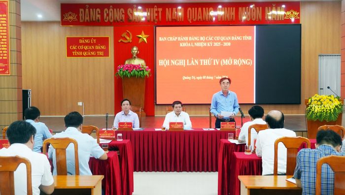 Đồng chí Nguyễn Lương Bình, Trưởng ban Tổ chức Tỉnh ủy, Phó Bí thư Thường trực Đảng ủy các cơ quan Đảng tỉnh điều hành thảo luận - Ảnh: N.M