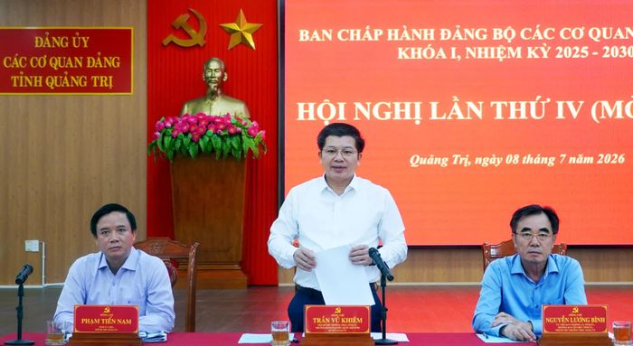Đồng chí Trần Vũ Khiêm, Phó Bí thư Thường trực Tỉnh ủy, Bí thư Đảng ủy các cơ quan Đảng tỉnh và các đồng chí Phó Bí thư Đảng ủy các cơ quan Đảng tỉnh điều hành hội nghị - Ảnh: N.M