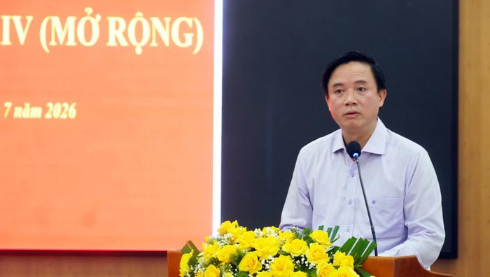 Đồng chí Phạm Tiến Nam, Phó Bí thư Đảng ủy các cơ quan Đảng tỉnh trình bày báo cáo kết quả thực hiện nhiệm vụ 6 tháng đầu năm - Ảnh: N.M