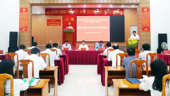 Đại diện lãnh đạo Ban Tuyên giáo và Dân vận Tỉnh ủy quán triệt nội dung Nghị quyết số 06-NQ/TW của Bộ Chính trị - Ảnh: N.M