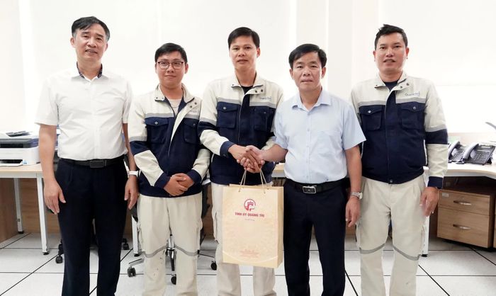 Đồng chí Nguyễn Văn Phương, Bí thư Tỉnh ủy tặng quà, động viên người lao động tại cụm Nhà máy điện gió B&amp;T - Ảnh: Q.V