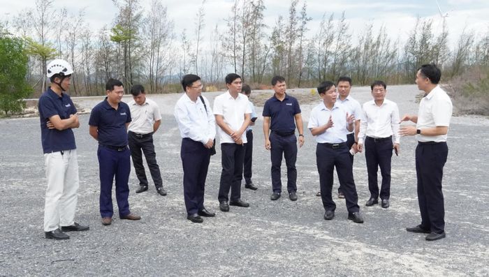 Đồng chí Nguyễn Văn Phương, Bí thư Tỉnh ủy kiểm tra thực địa cụm Nhà máy điện gió B&amp;T - Ảnh: Q.V