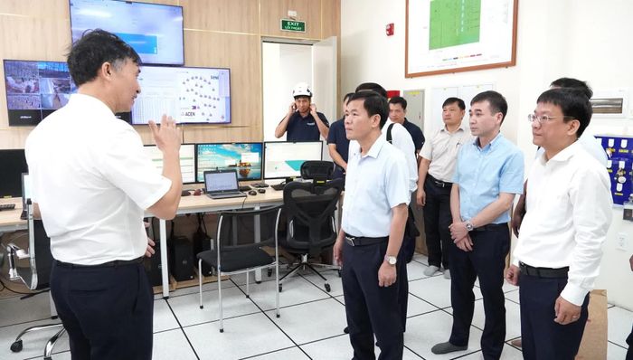 Đồng chí Nguyễn Văn Phương, Bí thư Tỉnh ủy thăm trung tâm điều khiển tại cụm Nhà máy điện gió B&amp;T - Ảnh: Q.V