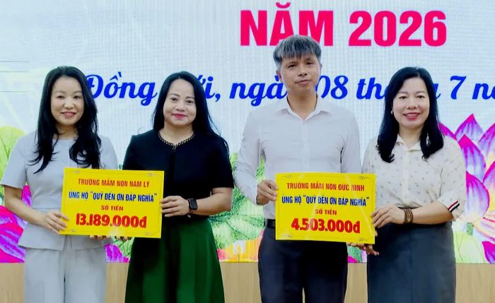 Đại diện lãnh đạo phường Đồng Hới tiếp nhận Quỹ “Đền ơn đáp nghĩa” từ các đơn vị - Ảnh: P.V