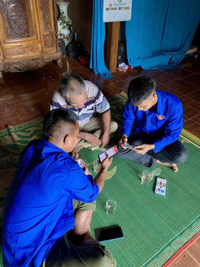 Đoàn viên, thanh niên hướng dẫn người dân sử dụng điện thoại thông minh - Ảnh: N.P
