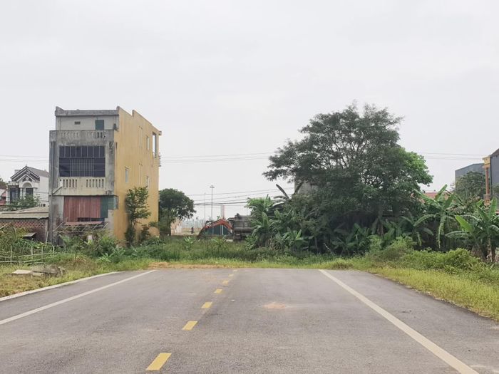 Công trình đường từ xã Lộc Ninh đi Khu Công nghiệp Tây Bắc Đồng Hới hiện đang vướng giải phóng mặt bằng tại 3 hộ dân thuộc diện tái định cư, bồi thường bằng đất - Ảnh: B.T