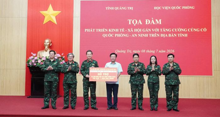 Tập thể lớp bồi dưỡng kiến thức quốc phòng-an ninh đối tượng 1, khóa 102, Học viện Quốc phòng hỗ trợ kinh phí xây dựng 25 căn nhà, tổng trị giá 1,5 tỉ đồng - Ảnh: Q.V