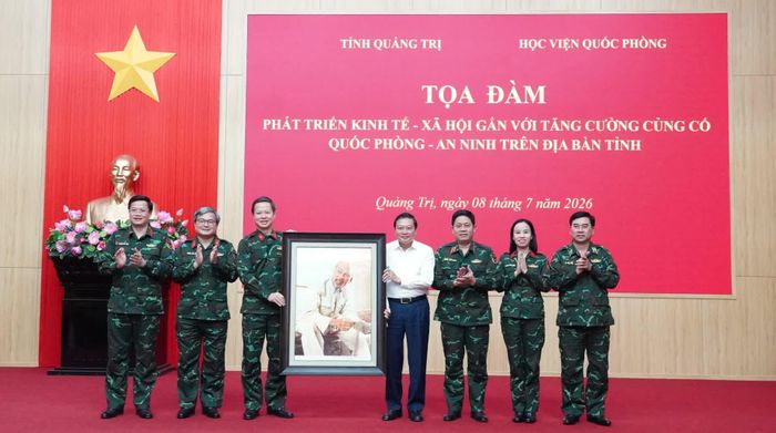 Tập thể lớp bồi dưỡng kiến thức quốc phòng-an ninh đối tượng 1, khóa 102, Học viện Quốc phòng tặng quà lãnh đạo tỉnh - Ảnh: Q.V