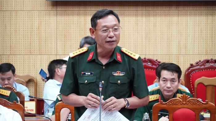 Đồng chí đại tá Phan Thắng, Chỉ huy trưởng Bộ Chỉ huy Quân sự tỉnh phát biểu tại buổi tọa đàm - Ảnh: Q.V