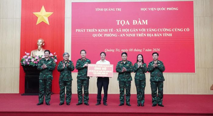 Tập thể lớp bồi dưỡng kiến thức quốc phòng-an ninh đối tượng 1, khóa 102, Học viện Quốc phòng ủng hộ Quỹ "Đền ơn đáp nghĩa" tỉnh Quảng Trị 100 triệu đồng - Ảnh: Q.V