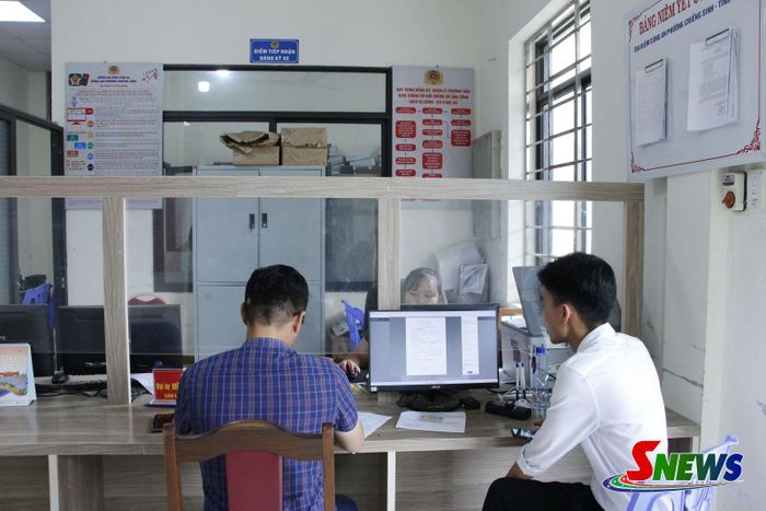 Nhân dân đến làm thủ tục đăng ký xe tại công an phường Chiềng Sinh.