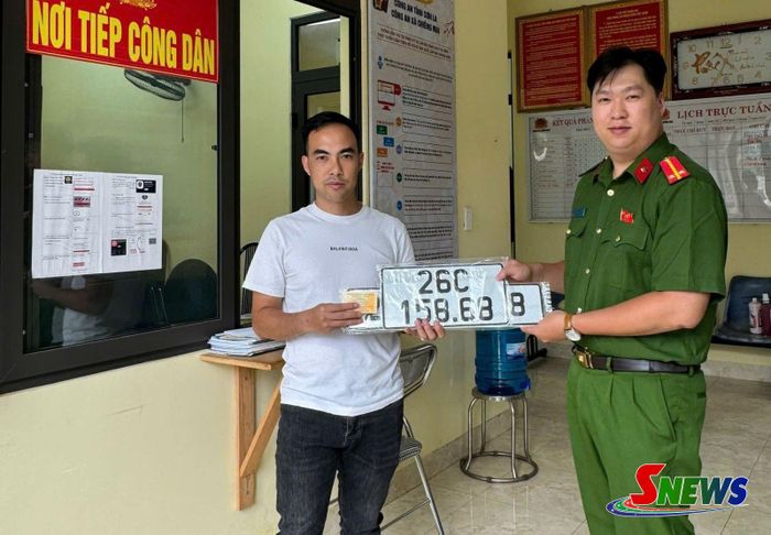 Công an xã Chiềng Mai trao biển số xe ô tô cho chủ phương tiện.
