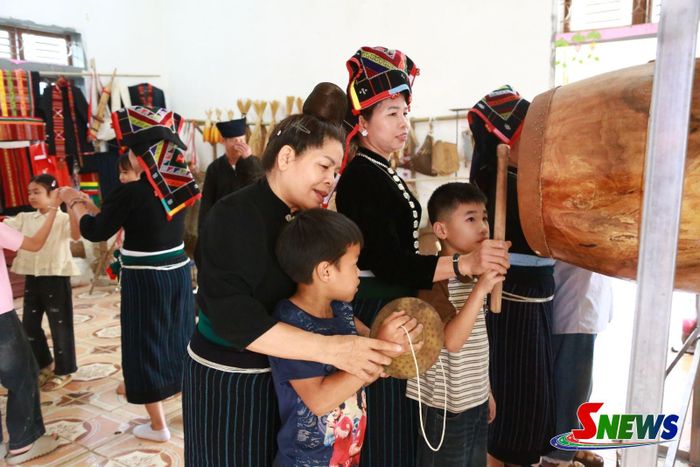 Các em thanh, thiếu nhi trải nghiệm văn hóa dân tộc tại Nhà bảo tồn văn hóa xã Tạ Khoa.