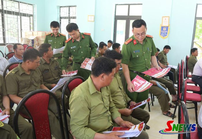 Công an xã Mường Lạn phát tờ rơi tuyên truyền pháp luật.
